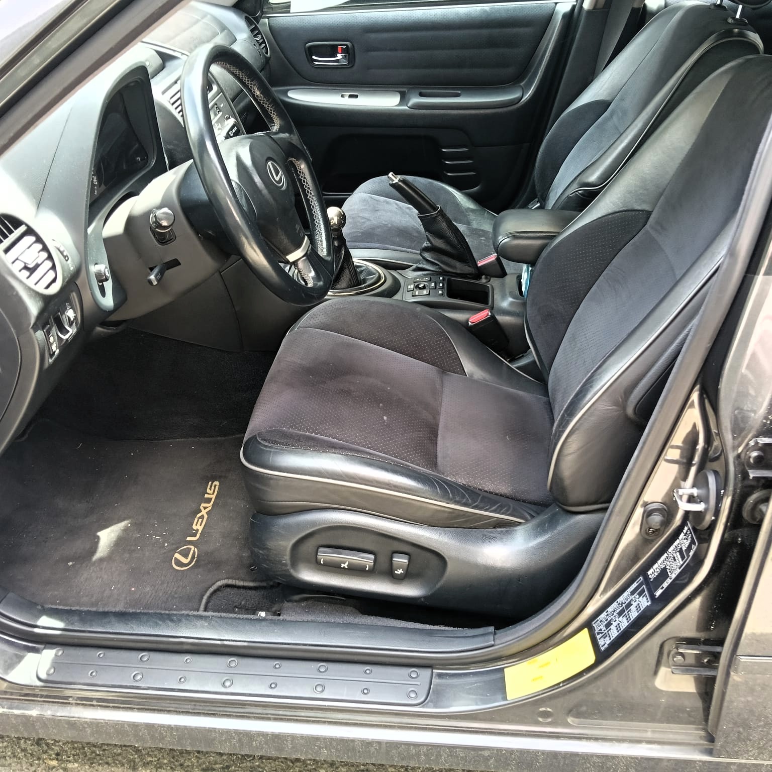 2005 LEXÚS IS200